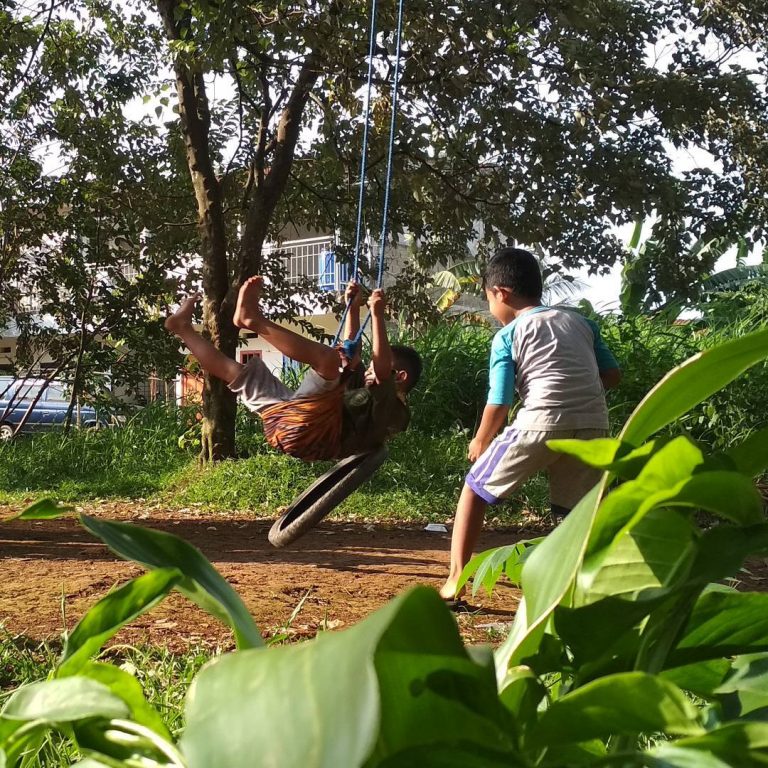 Bocah di Pesantren Media